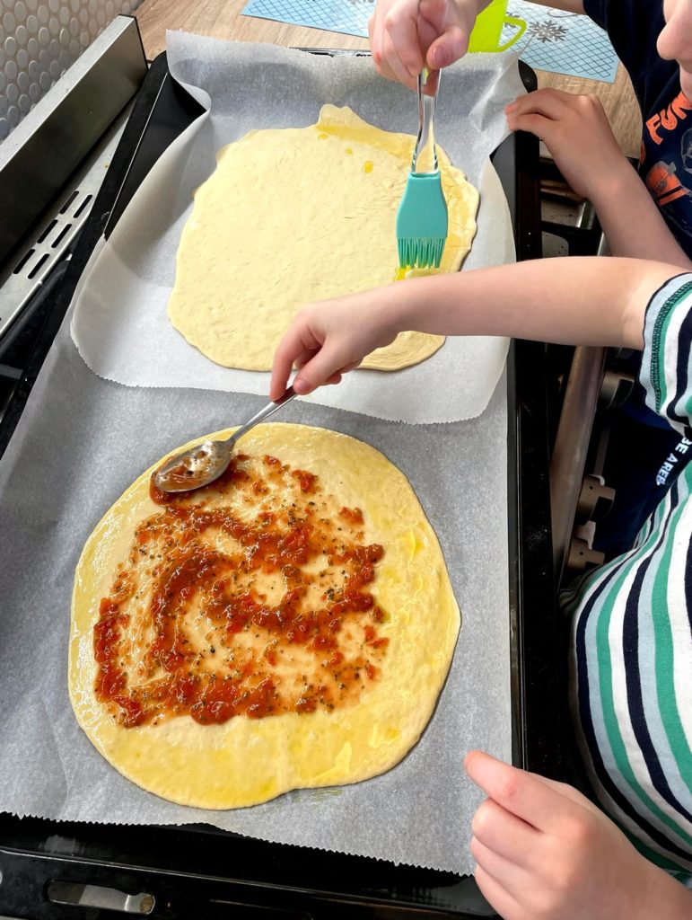 potírání těsta na pizzu olivovým olejem a omáčkou, Znudění a máme chuť na pizzu