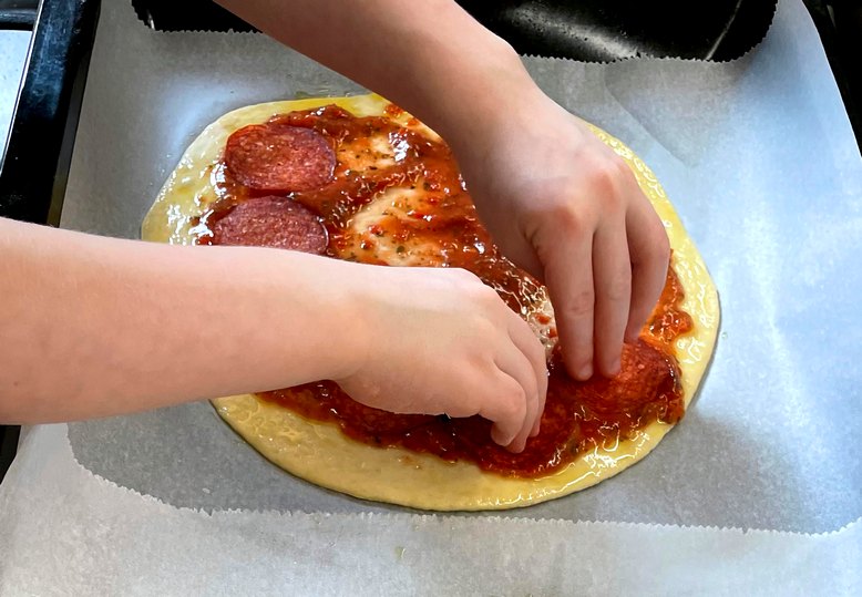 Znudění a máme chuť na pizzu, zdobení pizzy