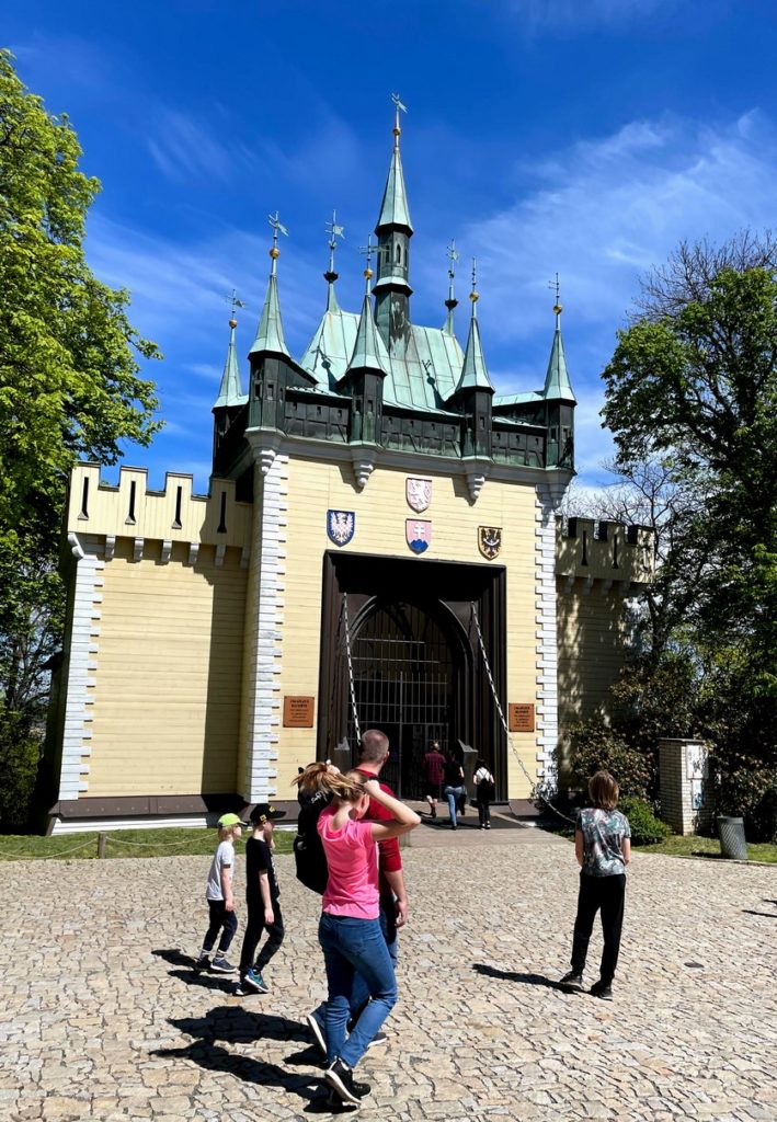 Jarní rozkvetlý Petřín nemá chybu, zrcadlová síň