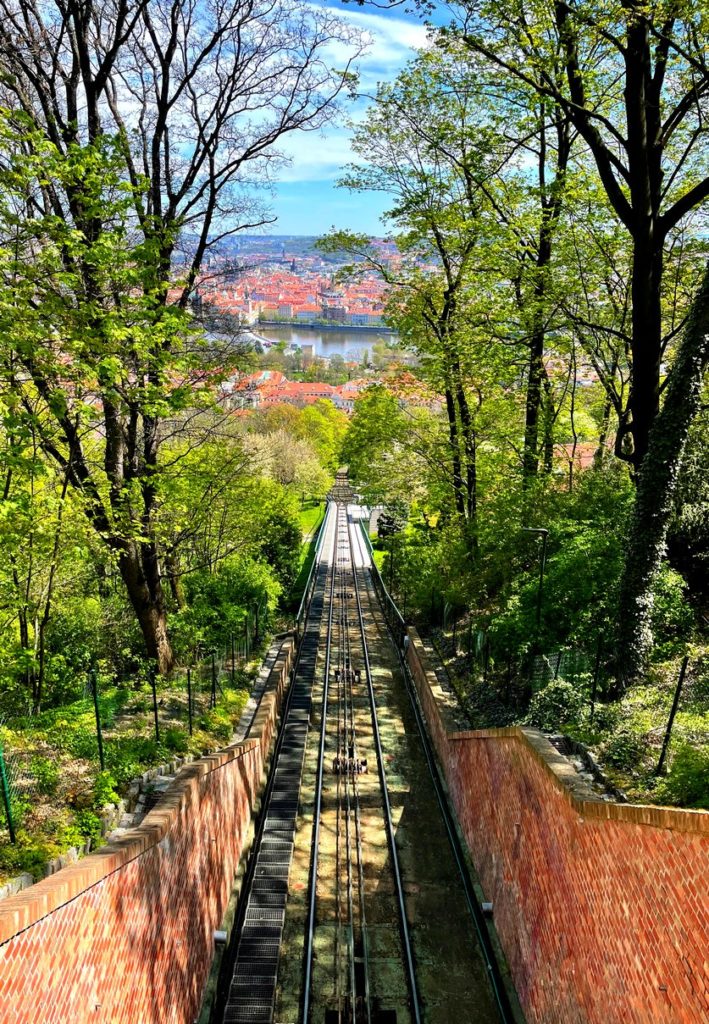 Jarní rozkvetlý Petřín nemá chybu, lanovka